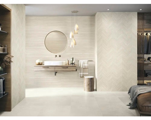 Modernes Badezimmer mit Waschtisch, Spiegel, Handtuchhalter und Fliesen in Holzoptik