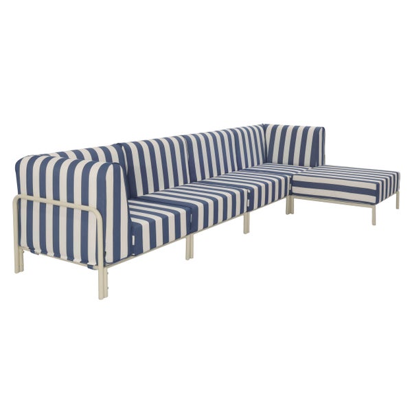 Modulares Garten-Ecksofa mit blau-weiß gestreiften Kissen und hellem Metallgestell.