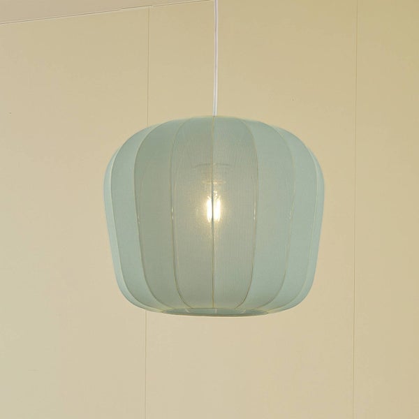 Abgerundete Pendelleuchte in Mintgrün mit geripptem Textilschirm und innenliegendem Leuchtmittel.