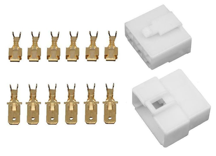 Set mit zwei Steckgehäusen und zwölf Crimpkontakten für elektrische Verbindungen