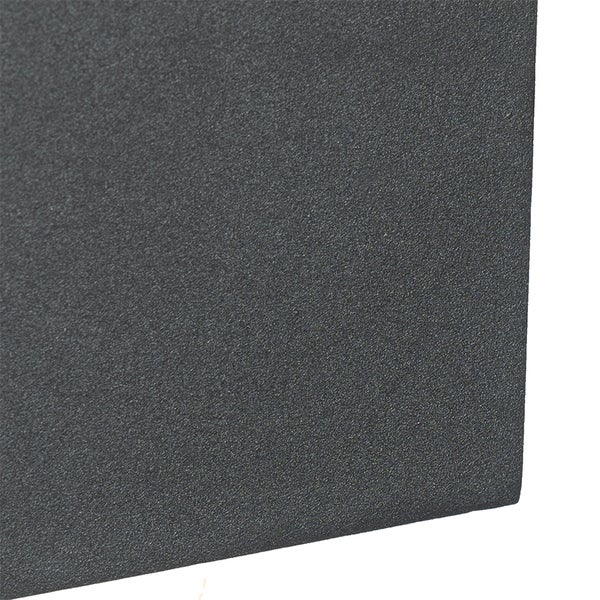 Nahaufnahme einer strukturierten dunkelgrauen Oberfläche mit matter feinkörniger Beschichtung.