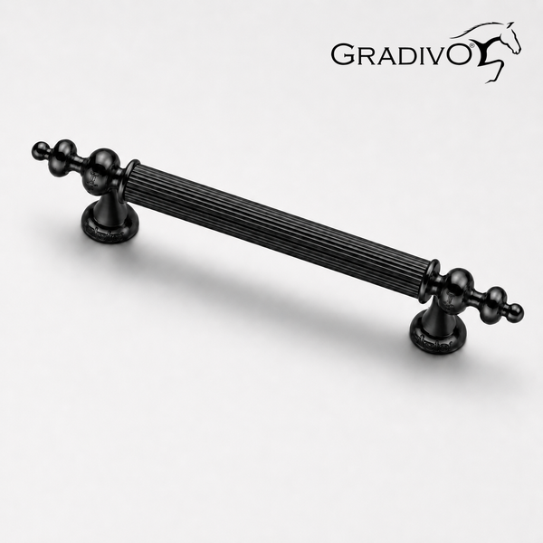 Schwarzer klassischer Möbelgriff von Gradivo aus Metall mit geriffeltem Mittelteil und verzierten Enden. Gradivo Logo.