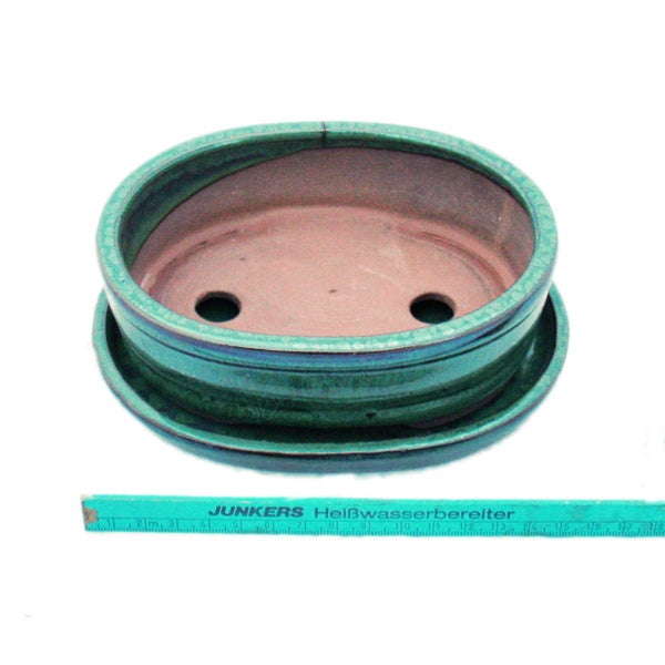 Details eines Schranks mit Federspannscharnieren, stabilem Stangenriegel und Zylinderschloss