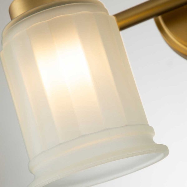 Detailaufnahme einer Wandleuchte mit Glaslampenschirm