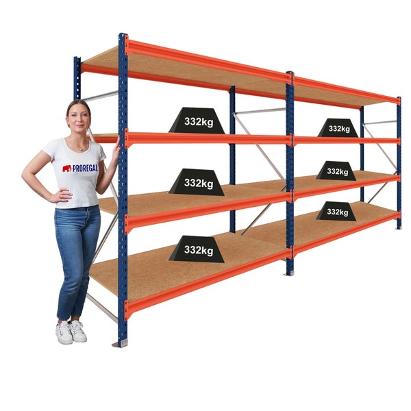Schwerlastregal mit 4 Ebenen aus Holz, blauen Stehern und orangefarbenen Traversen, Tragkraft 332 Kilogramm pro Boden, Person zum Größenvergleich.