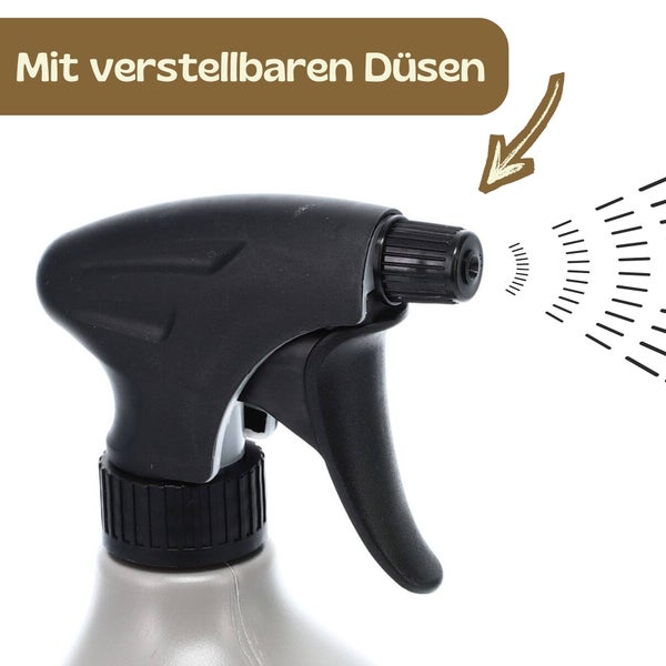 Moderne silberne Sprühflasche für Pflanzen auf einem Holzregal in einer hellen, aufgeräumten Umgebung mit Blumen und Büchern.