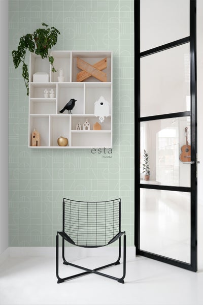 Dekoratives Zimmer mit geometrischer Tapete, Regal, Stuhl und Glastür