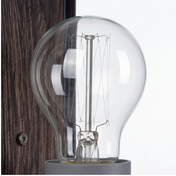 Klare Filament-Glühbirne im Retro-Stil mit einer Wandhalterung aus dunklem Holz.