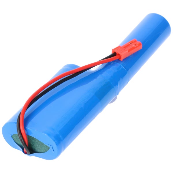 Blauer Akkupack mit Anschlusskabel und rotem Stecker.