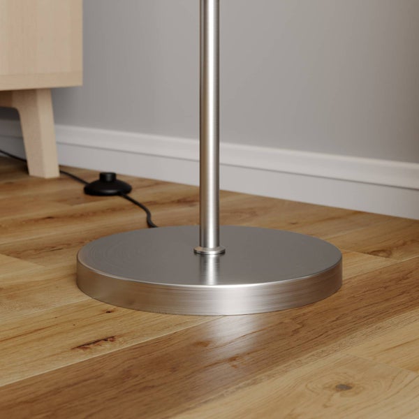 Detailaufnahme des Fußes einer Stehlampe aus Metall