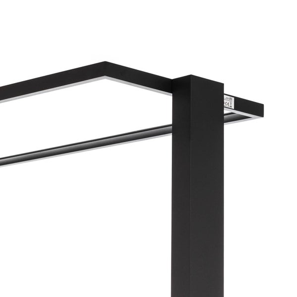 Nahaufnahme eines schwarzen Metallrahmens für eine minimalistische Leuchte mit rechteckigem Profil.