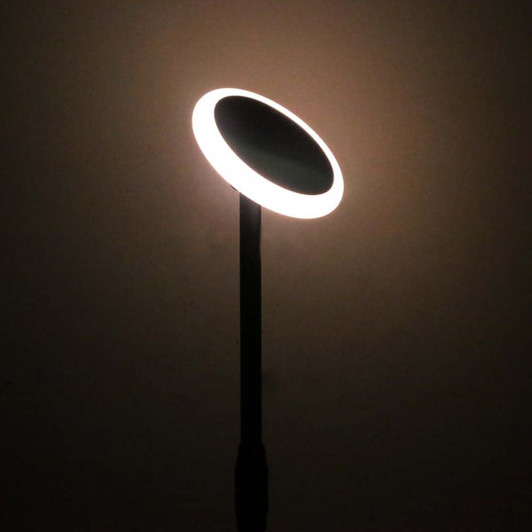 Leuchtende Stehlampe mit rundem Lampenkopf