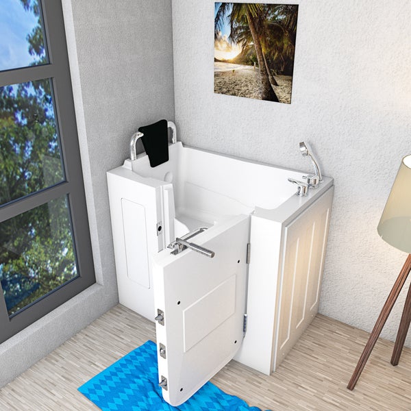 Begehbare Badewanne mit offener Tür und Handtuchhalter in einem hellen Badezimmer.