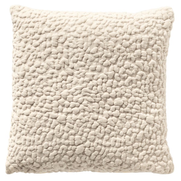 Dekorative Kissen mit Erdbeer- und Orangenmuster auf einer Couch, Teekanne und Tasse auf dem Tisch