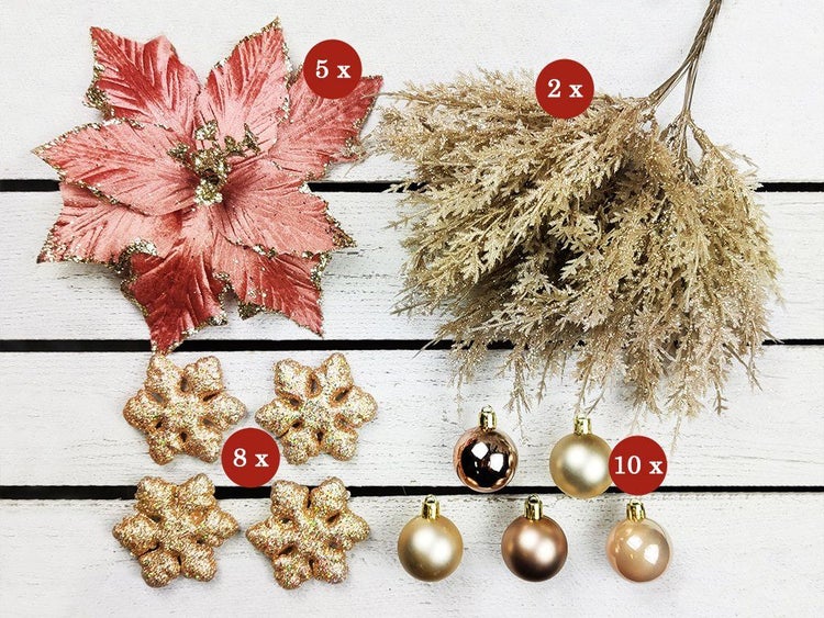 Weihnachtsbaumschmuck Set bestehend aus künstlichen Blumen, Glitzerzweigen, Sternen und Christbaumkugeln als Dekoration