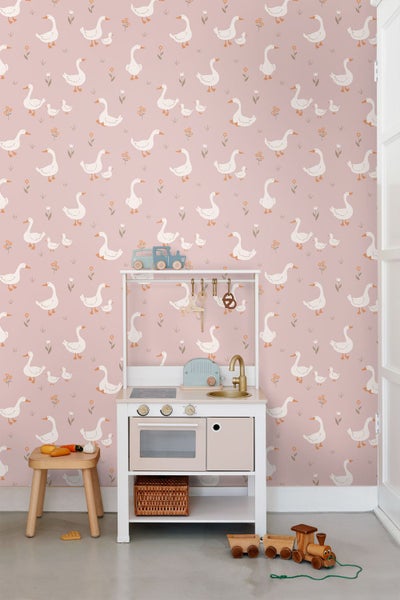 Kinderzimmer mit Tapete mit Gänse-Motiv und Spielküche