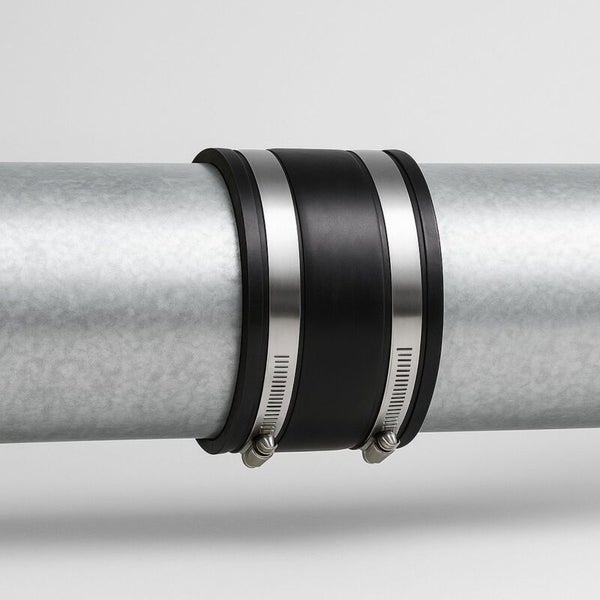 Flexible Rohrkupplung aus Gummi mit zwei Edelstahlschellen zur Verbindung von Metallrohren.