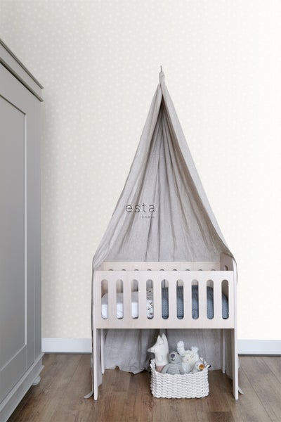 Babyzimmer mit Kinderbett und Spielzeugkorb