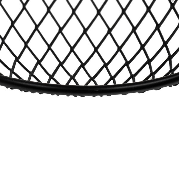 Detailansicht eines schwarzen Drahtkorbs.