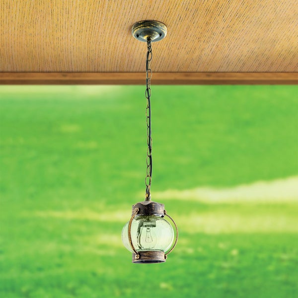Rustikale Außenpendelleuchte in Laternenform aus Metall und Glas, hängend an einer Kette unter einer Holzdecke.
