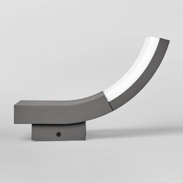 Moderne LED Wandleuchte in Grau, gebogene Form mit weißem Diffusor.