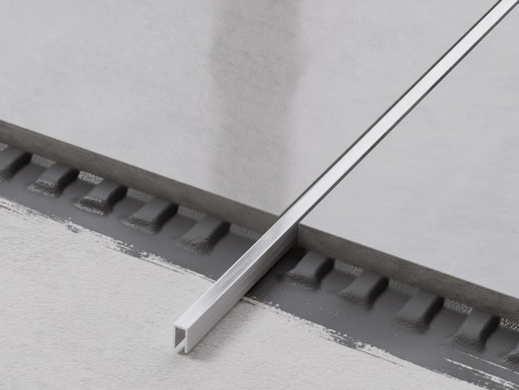 Detailaufnahme eines Fliesenschienenprofils für Bodenfliesen.