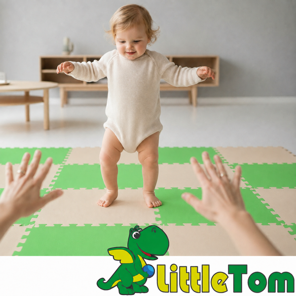 Ein Kleinkind macht seine ersten Schritte auf einer Little Tom Puzzlematte in einem hellen Kinderzimmer.