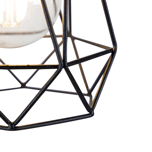 Detailaufnahme einer Pendelleuchte mit geometrischem Metallgestell und Leuchtmittel