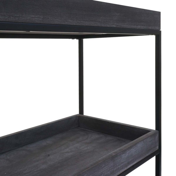 Detailansicht eines Regals mit Holzablagen und Metallrahmen