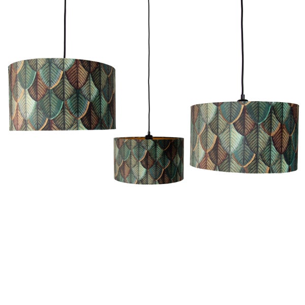 Set aus drei Hängeleuchten mit zylindrischen Lampenschirmen in einem strukturierten Blättermuster für ein modernes Interieur.