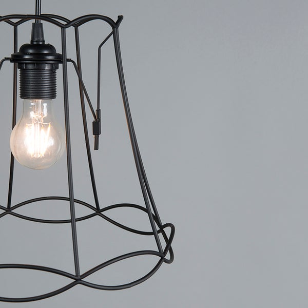 Hängelampe mit Lampenfassung und Leuchtmittel in schwarzem Drahtkäfig