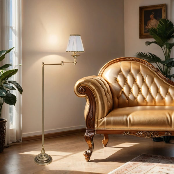 Stehlampe aus Metall neben einer goldenen Couch in einem Wohnzimmer.