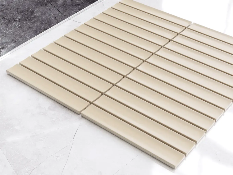 Schmale rechteckige Mosaikfliesen in Beige mit matter Oberfläche im Kitkat-Stil für die Wandgestaltung.