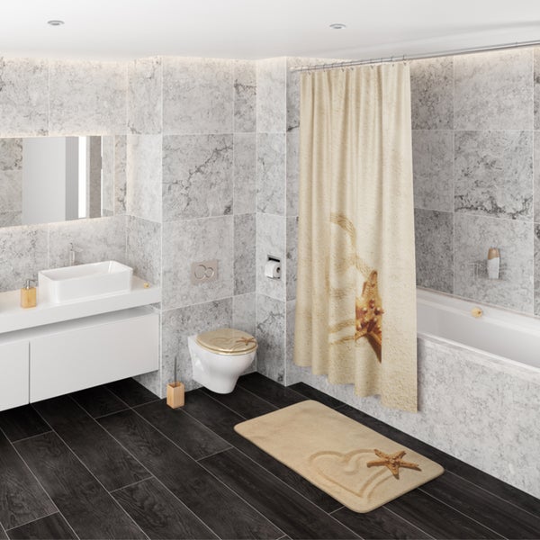 Modernes Badezimmer mit Wandfliesen in Marmor-Optik, Duschvorhang und Badematte mit Seestern-Motiv sowie dunklem Bodenbelag.