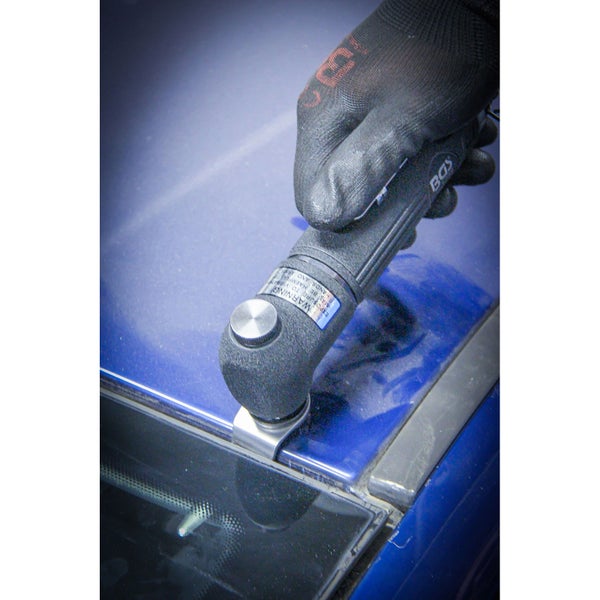 Hand mit Handschuh bedient BGS Werkzeug zum Entfernen von Windschutzscheiben an einem blauen Auto
