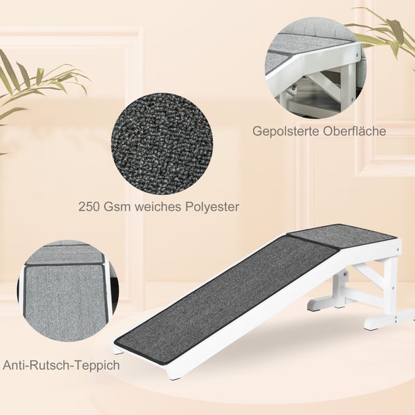 Weiße Haustierrampe mit grauem Anti-Rutsch-Teppich aus 250 Gramm pro Quadratmeter weichem Polyester und gepolsterter Oberfläche.