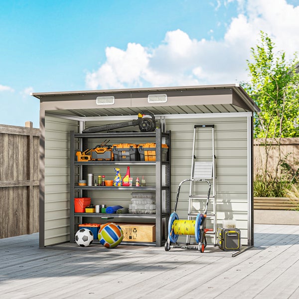 Organisiertes helles Gartenhaus aus Metall mit Schwerlastregal, Leiter und Schlauchwagen auf einer Holzterrasse.