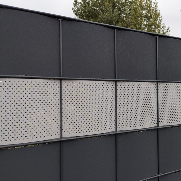 Sichtschutzzaun mit Metallelementen und Lochmuster