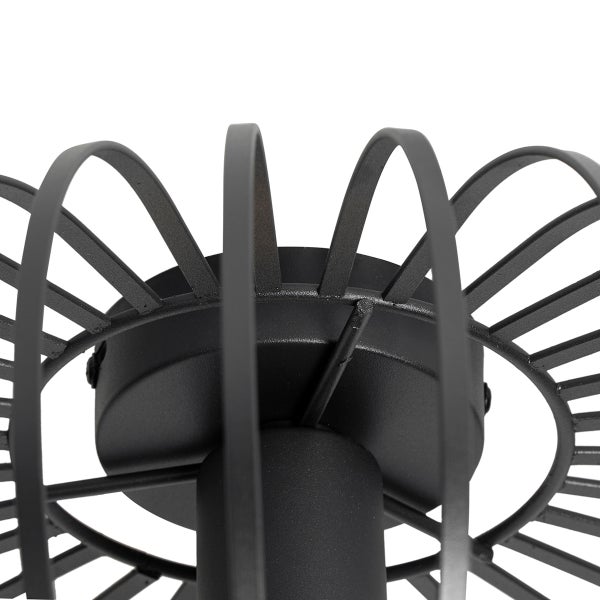 Detailaufnahme einer schwarzen Deckenleuchte mit Metallgestell