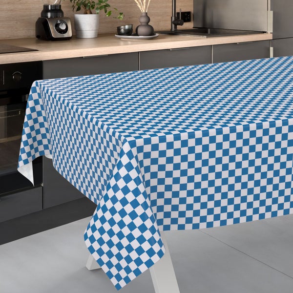 Tischdecke mit blau-weißem Karomuster in einer modernen Küche auf einem Tisch ausgebreitet.