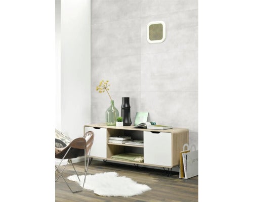 Wohnzimmer mit modernem Lowboard, Sessel, Dekoration und Wandfliesen