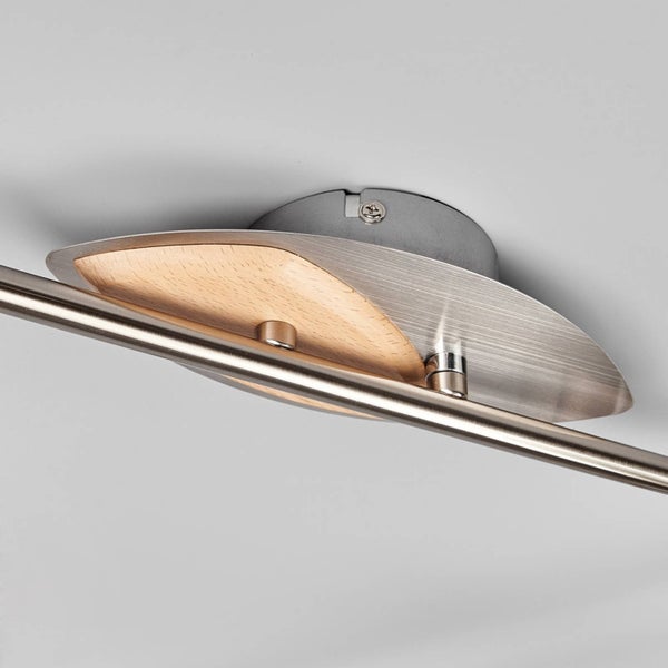 Halterung einer Deckenleuchte aus gebürstetem Metall und Holz mit einer Metallschiene.