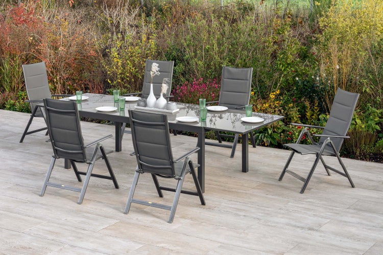 Esstischgruppe mit sechs Klappstühlen auf einer Terrasse