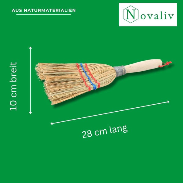 Handfeger aus Naturmaterialien, 28 Zentimeter lang und 10 Zentimeter breit, mit Holzgriff und Novaliv Logo.