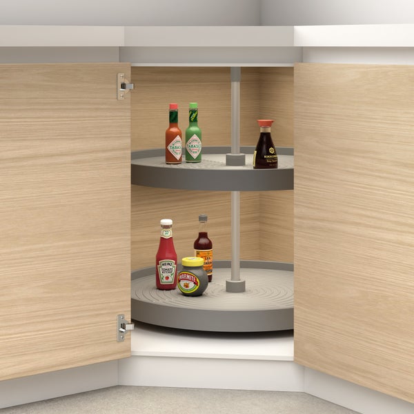 Eckschrank-Karussell mit zwei Etagen aus Kunststoff und einer Metallsäule in einem Küchenunterschrank mit Holzdekor.