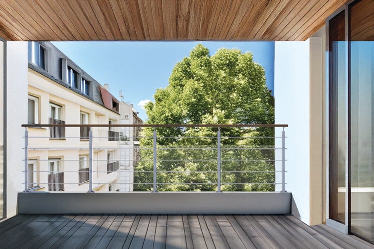 Ansicht eines Balkons mit Holzdeck und Edelstahlgeländer