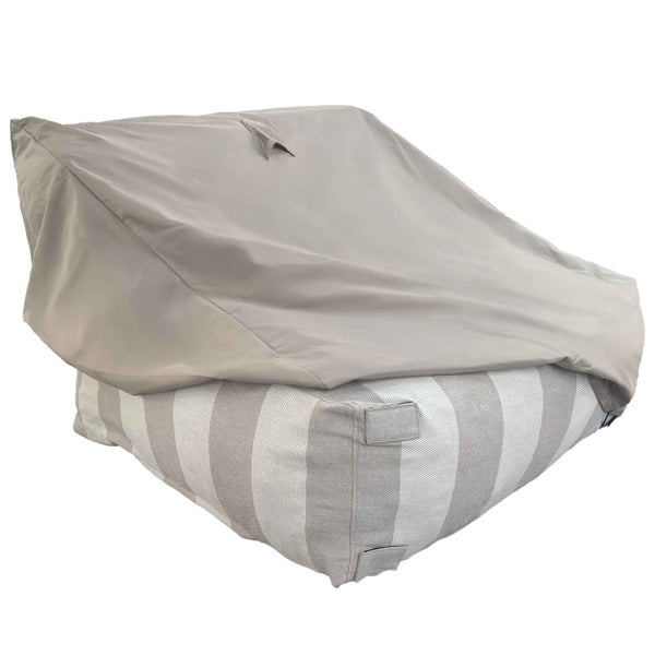 Gestreifter Sitzsack mit einer Schutzhülle für Gartenmöbel.