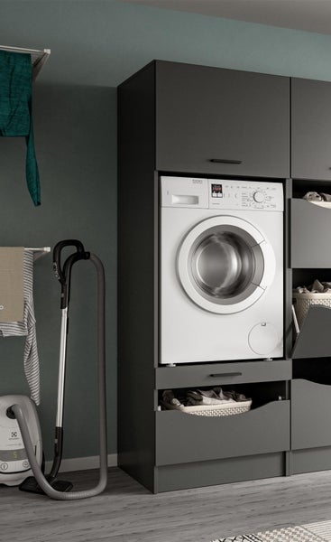 Ergonomischer Waschmaschinenschrank in Dunkelgrau mit Platz für eine Waschmaschine, verschiedenen Staufächern und Auszügen für Wäschekörbe.