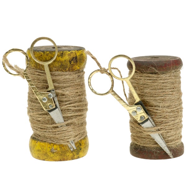 Zwei Rollen mit brauner Schnur und jeweils einer Schere mit goldenen Griffen.