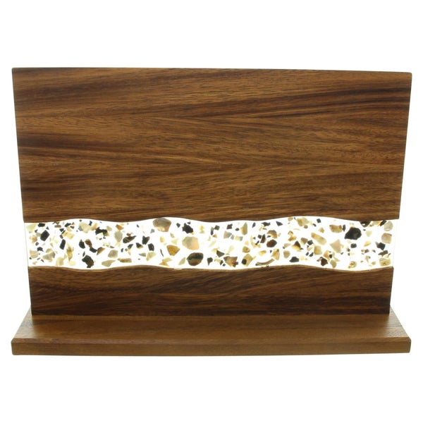Magnetischer Messerblock aus Holz mit einem dekorativen Inlay aus kleinen Steinen.